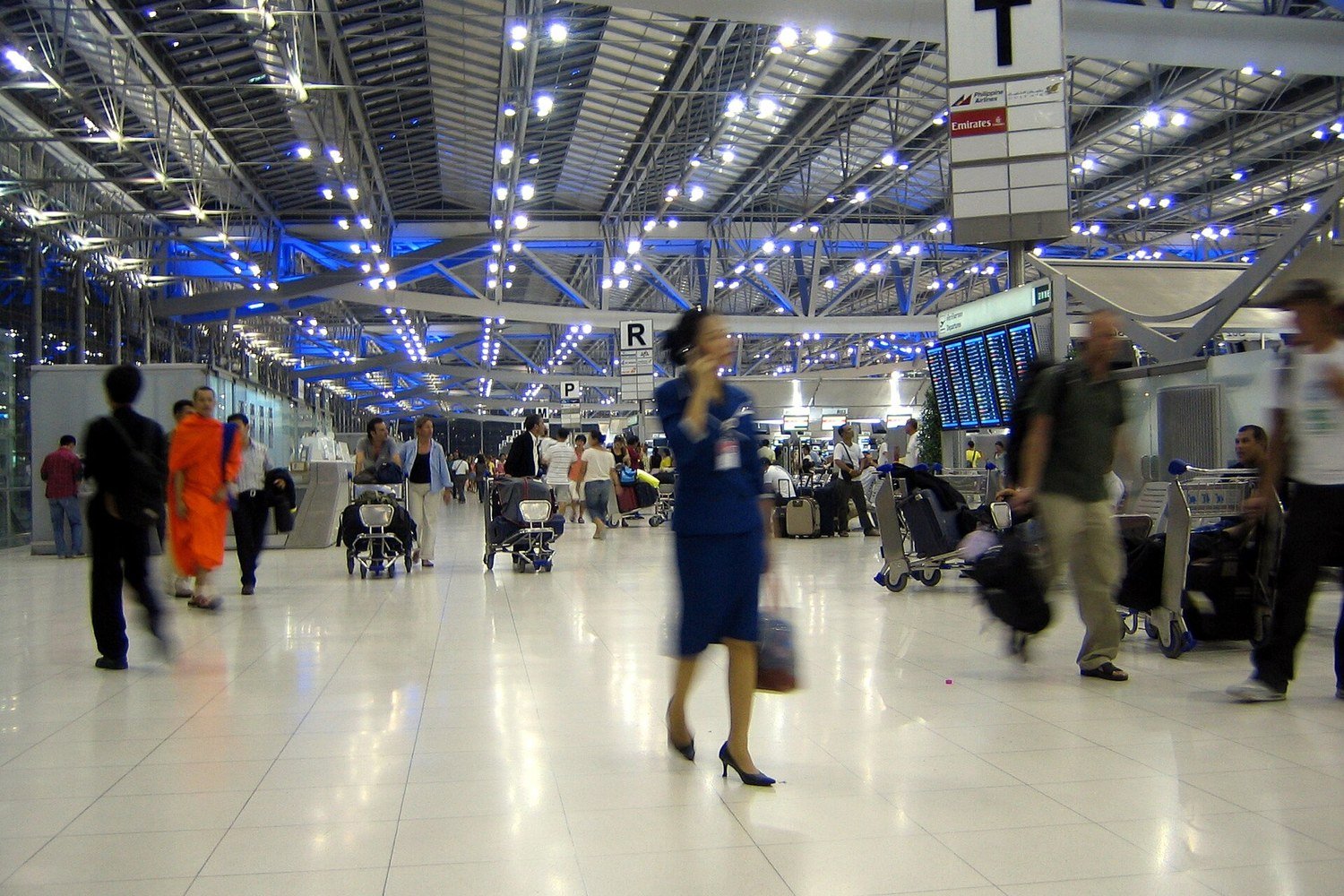 素萬那普機場出境大廳與旅客