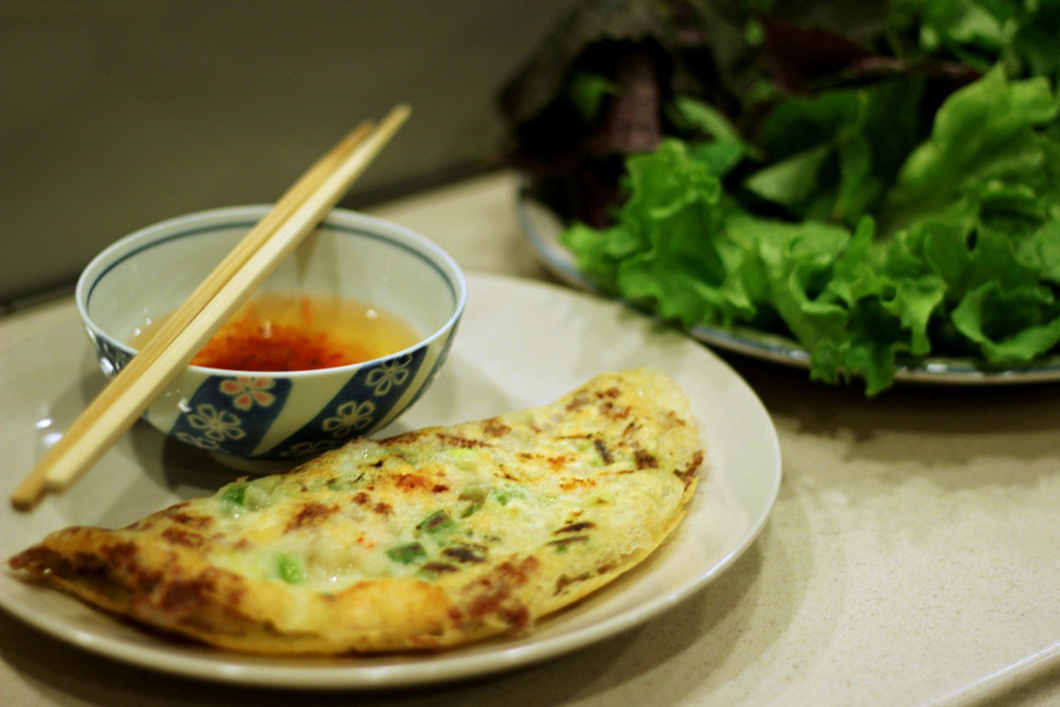 越式煎餅 Bánh Xèo 佐生菜與魚露