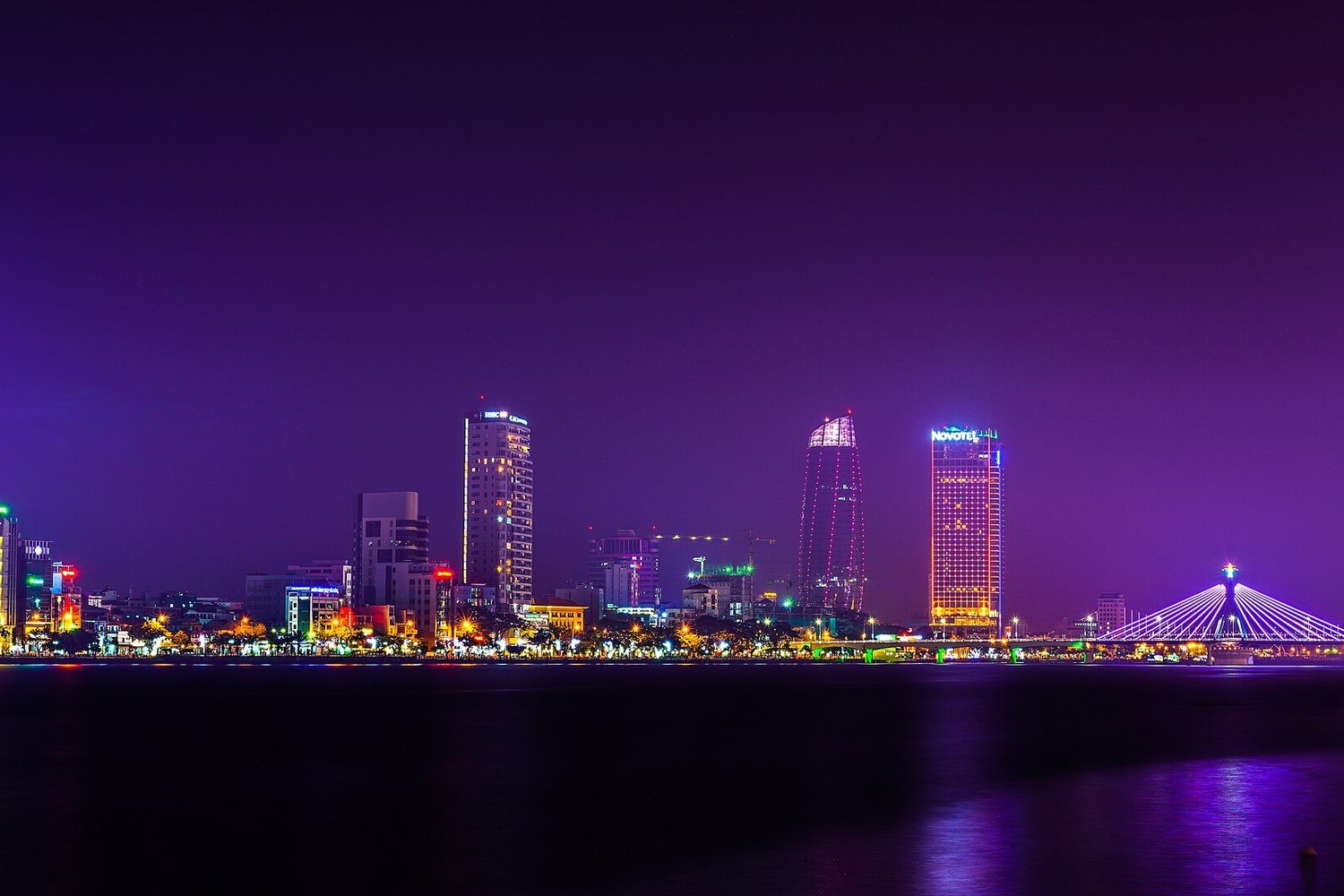 峴港韓江夜晚城市天際線