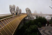 峴港巴拿山太陽世界黃金佛手橋，雲霧繚繞