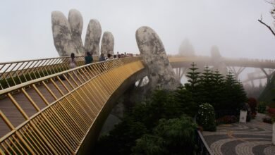 峴港巴拿山太陽世界黃金佛手橋，雲霧繚繞