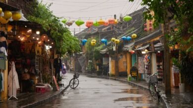 會安古鎮雨天街道與懸掛燈籠
