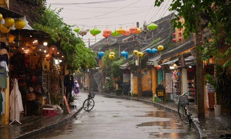 會安古鎮雨天街道與懸掛燈籠
