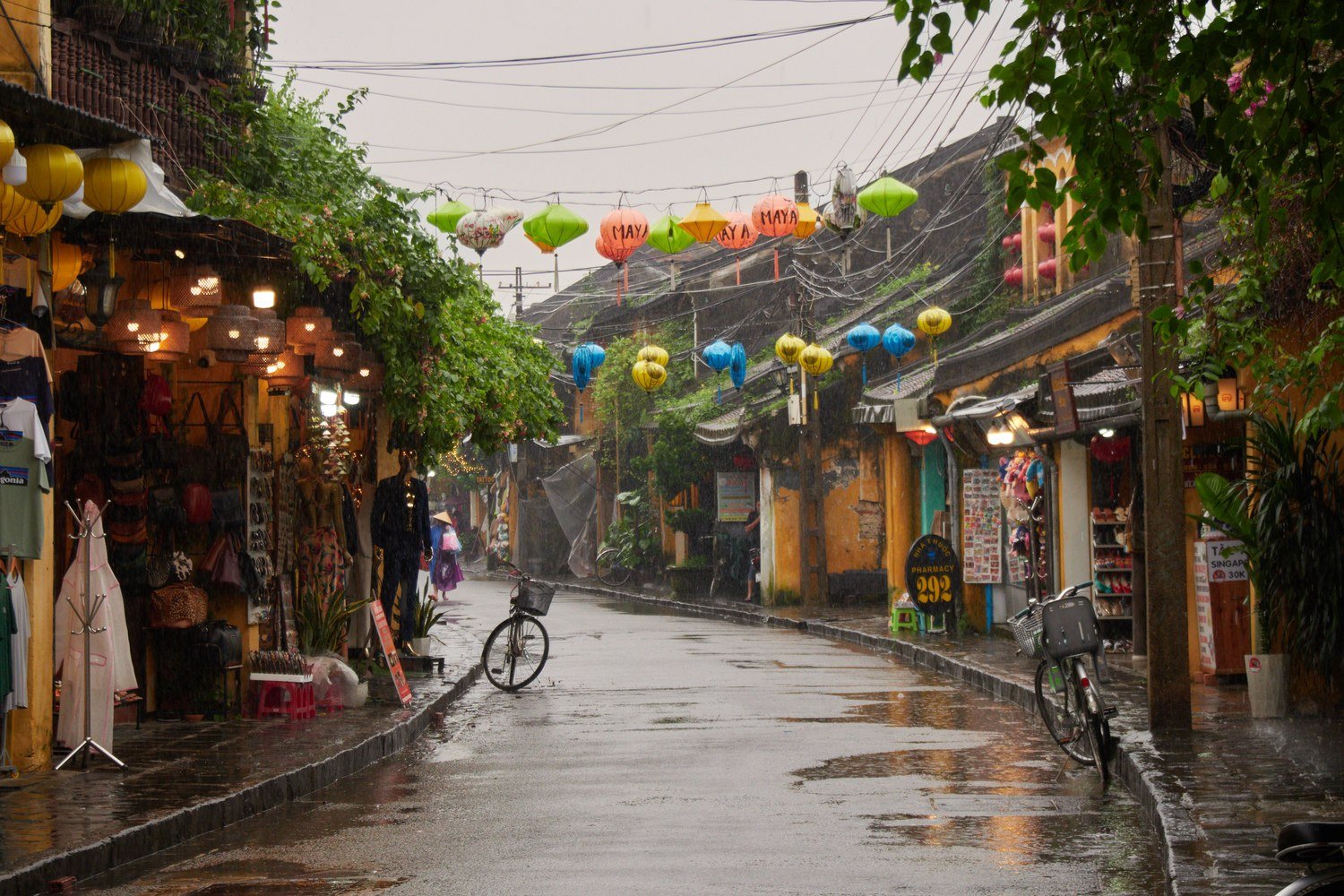 會安古鎮雨天街道與懸掛燈籠