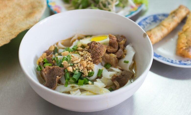 中越代表麵食米線 Mì Quảng 佐蔥花與花生碎