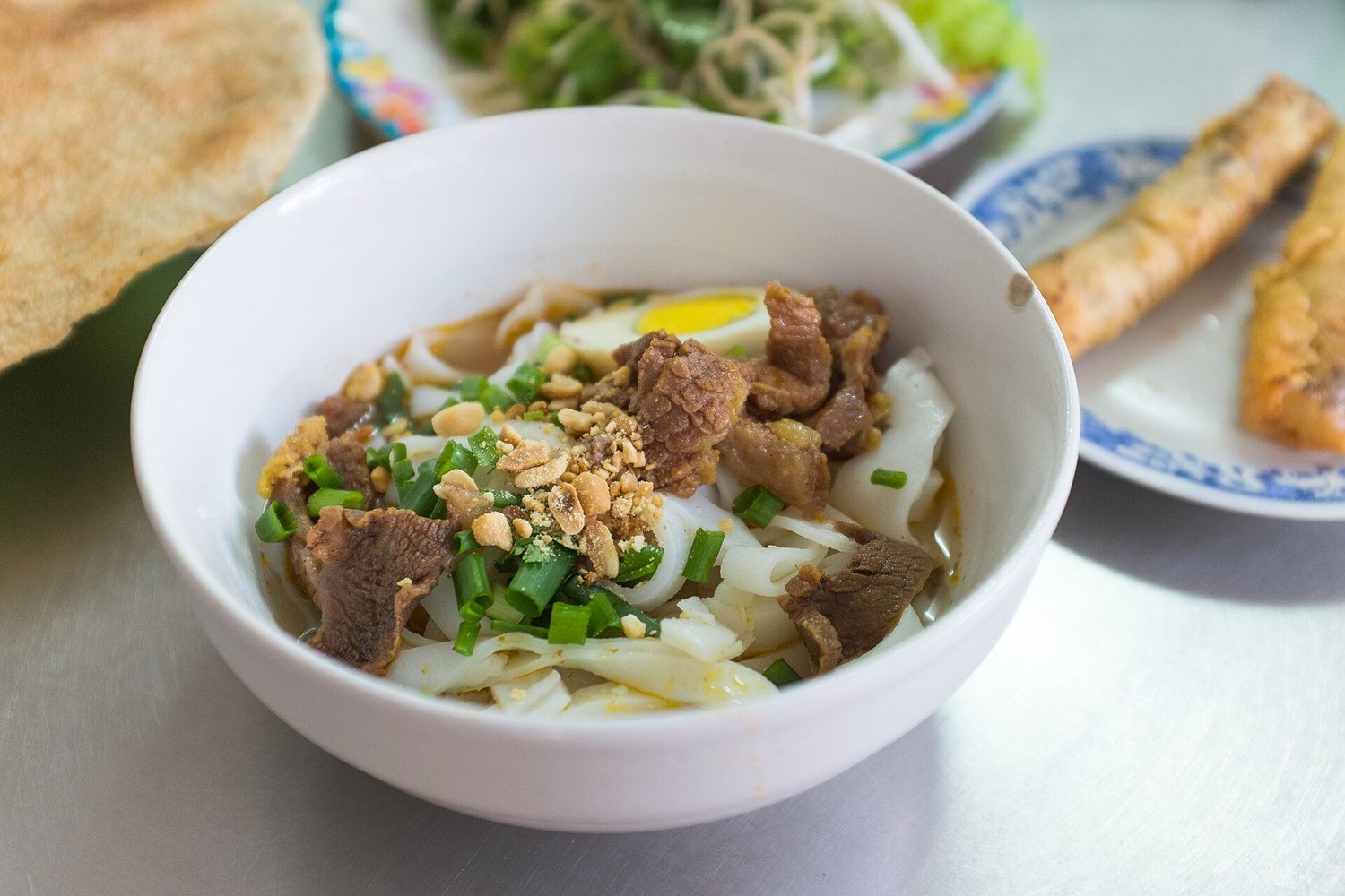 中越代表麵食米線 Mì Quảng 佐蔥花與花生碎