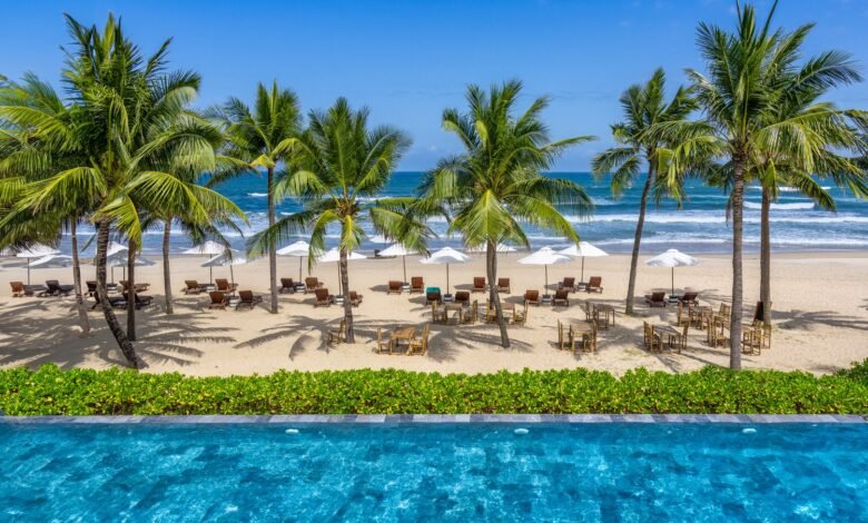 峴港美溪海灘度假飯店泳池與棕櫚樹