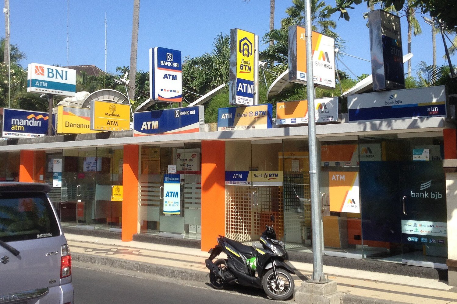 峇里島庫塔路邊的銀行 ATM 區,有 BNI 與 Mandiri 等多家銀行