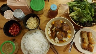 河內烤肉米線與炸春捲、生菜與沾醬