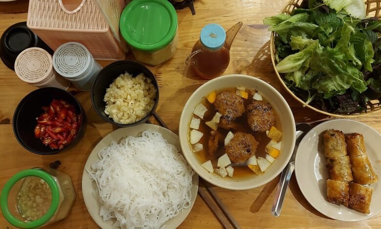 河內烤肉米線與炸春捲、生菜與沾醬