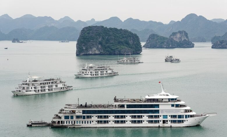 越南下龍灣海上的石灰岩島嶼與遊船