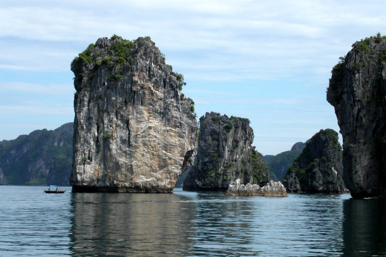 越南下龍灣海上的石灰岩岩峰