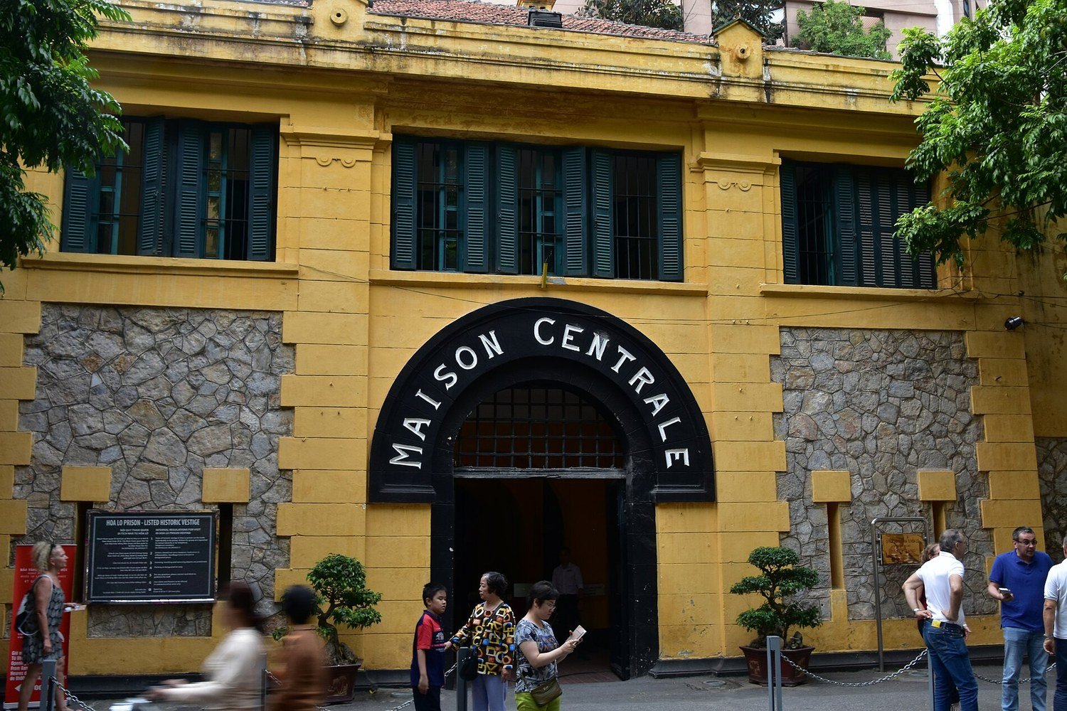 河內火爐監獄的黃色外牆與 Maison Centrale 大門