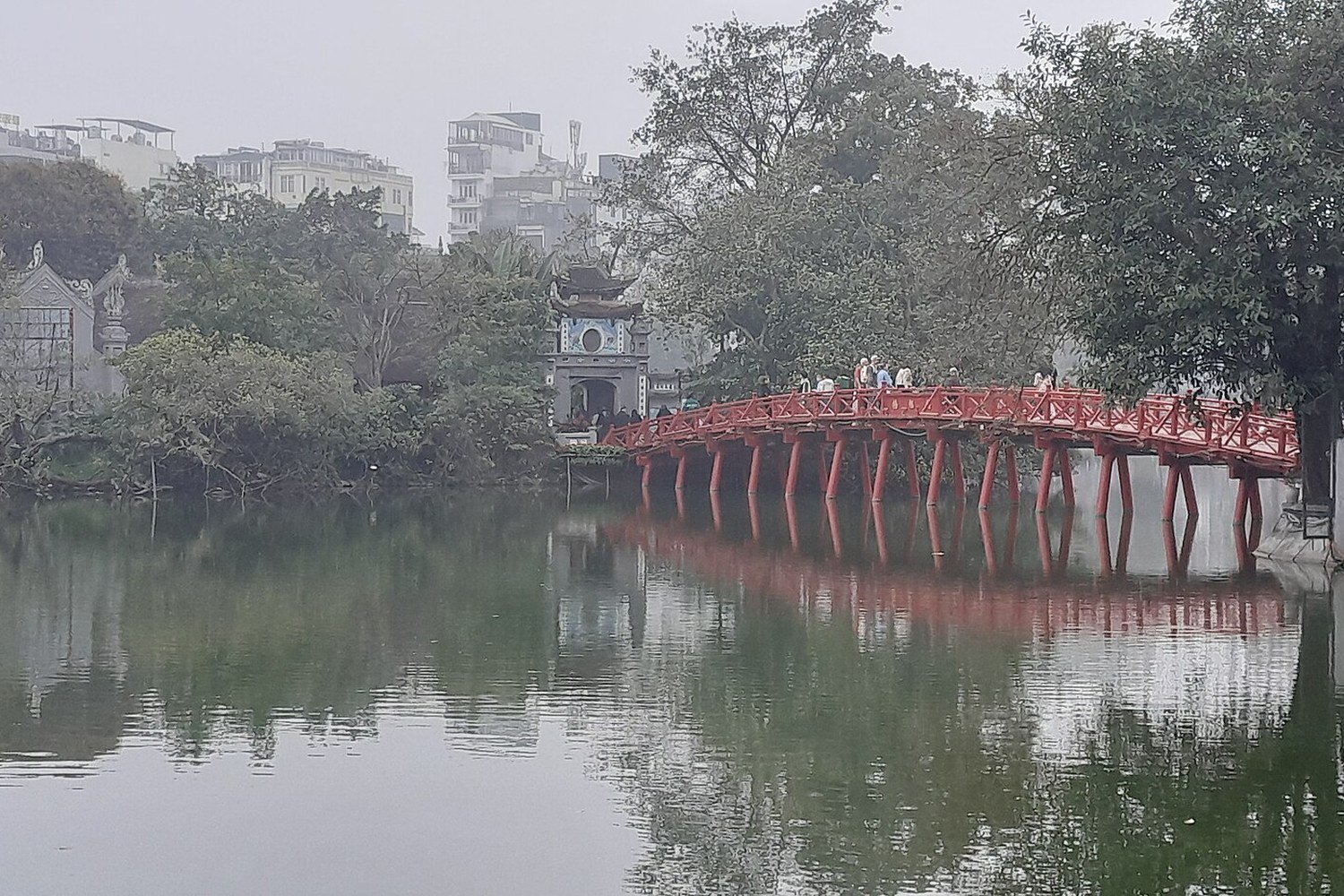 河內還劍湖上通往玉山祠的紅色棲旭橋