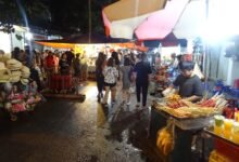 河內週末夜市的人潮與街頭烤串攤位