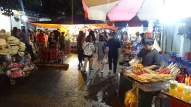 河內週末夜市的人潮與街頭烤串攤位