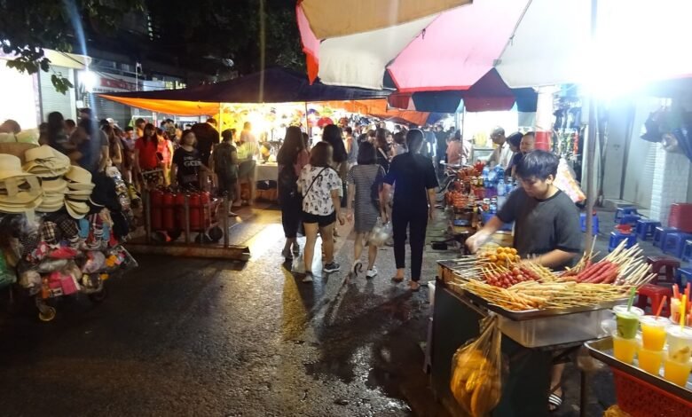 河內週末夜市的人潮與街頭烤串攤位