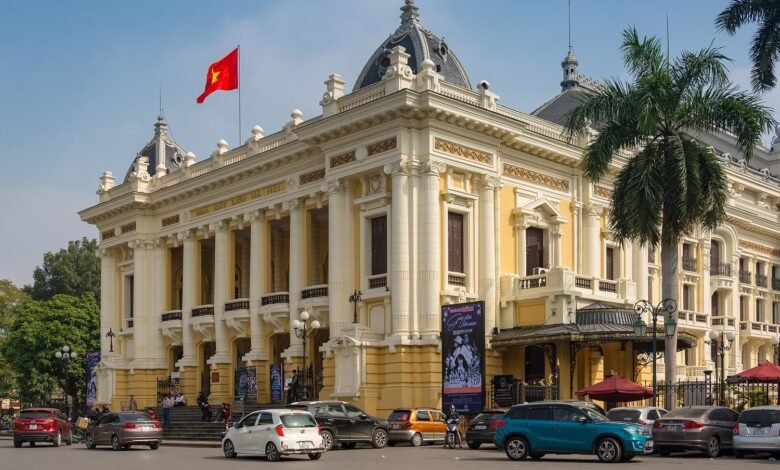 河內歌劇院黃色法式建築外觀