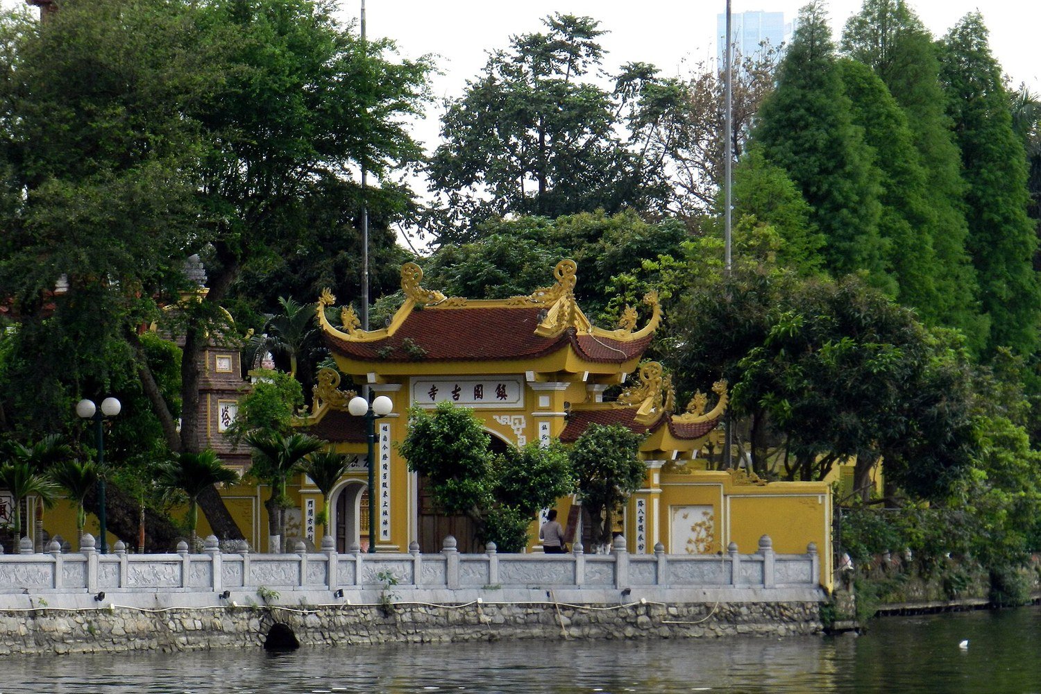 河內西湖畔的鎮國寺與湖岸