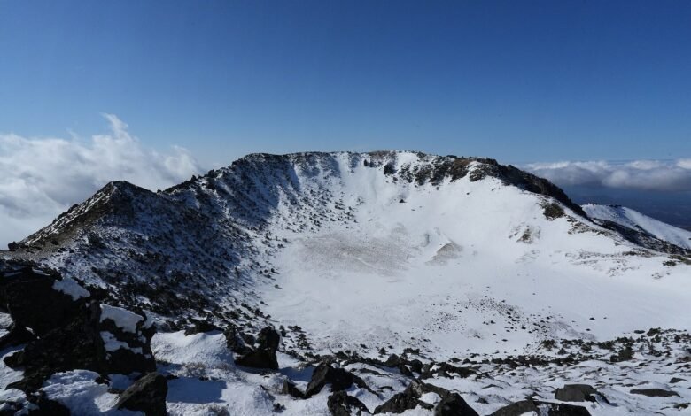冬天漢拏山白鹿潭火山口與雪景