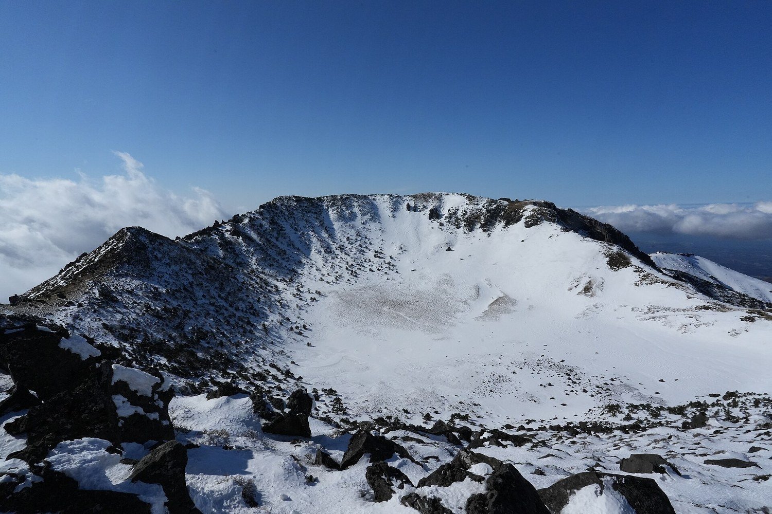 冬天漢拏山白鹿潭火山口與雪景