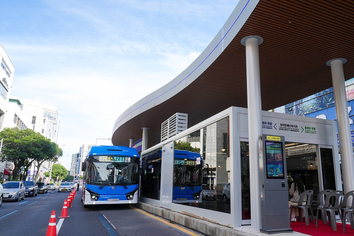 濟州市區的公車站與藍色幹線公車