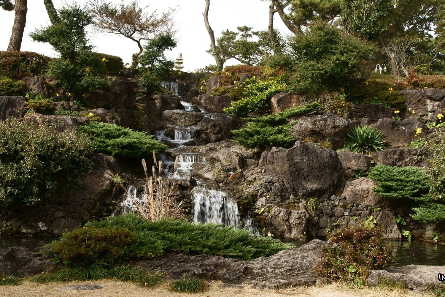 濟州島山茶花之丘庭園內的岩石與小瀑布