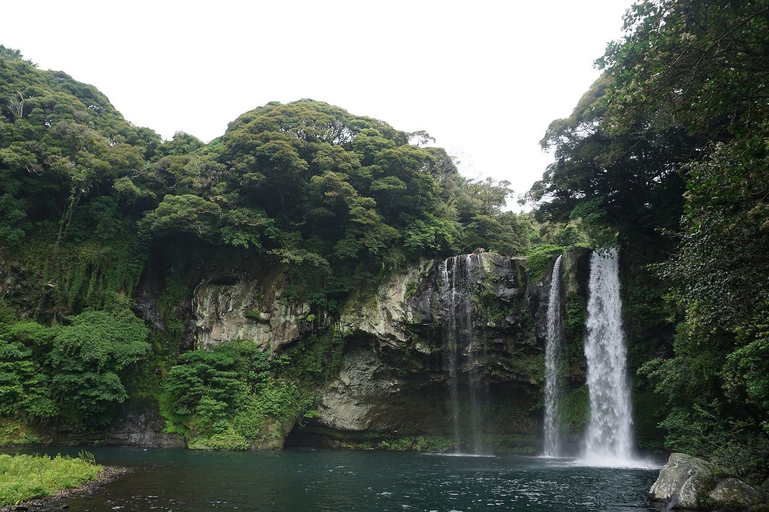 濟州島西歸浦天地淵瀑布與瀑布下的水潭