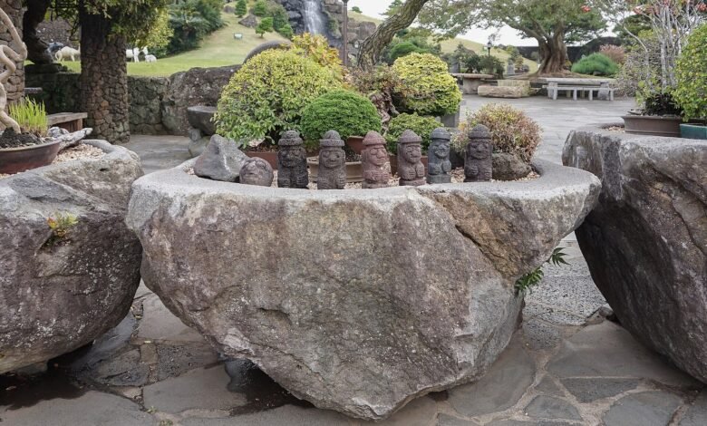 濟州島傳統石頭爺爺雕像與石頭庭園