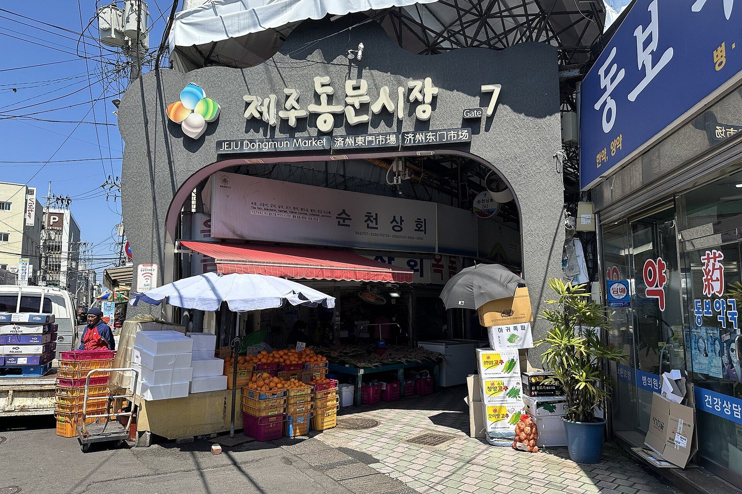 濟州市東門傳統市場入口與攤位