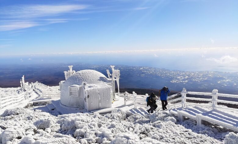 冬天積雪的濟州島漢拏山頂與登山者