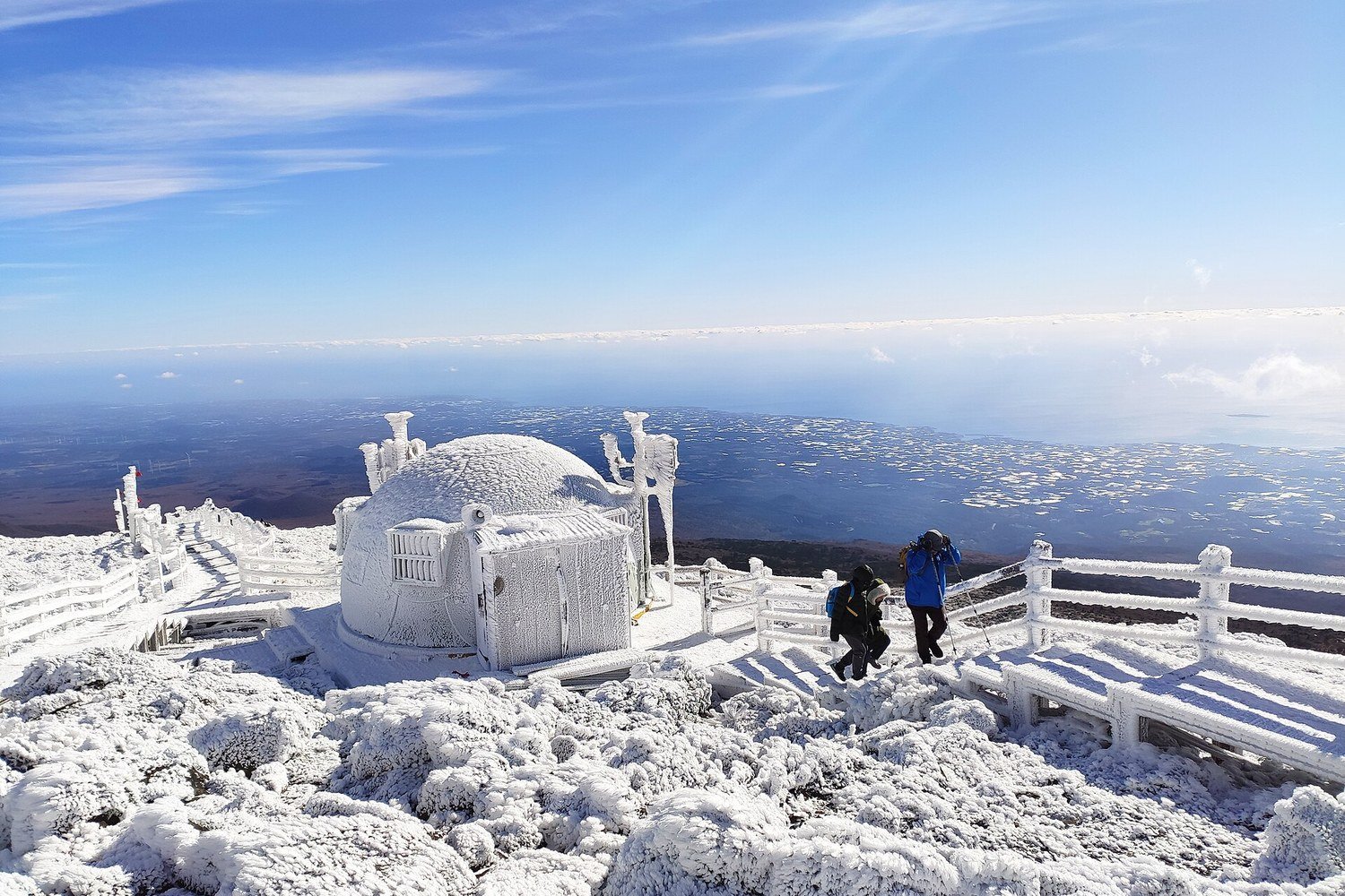 冬天積雪的濟州島漢拏山頂與登山者