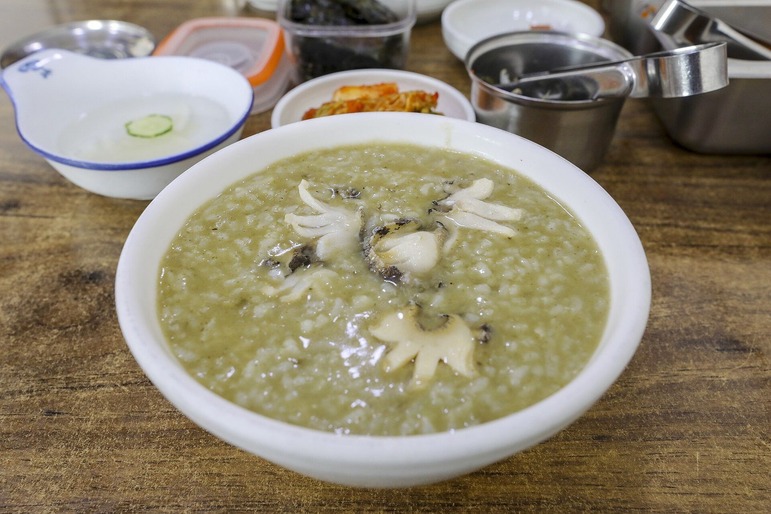 一碗濟州島鮑魚粥與小菜