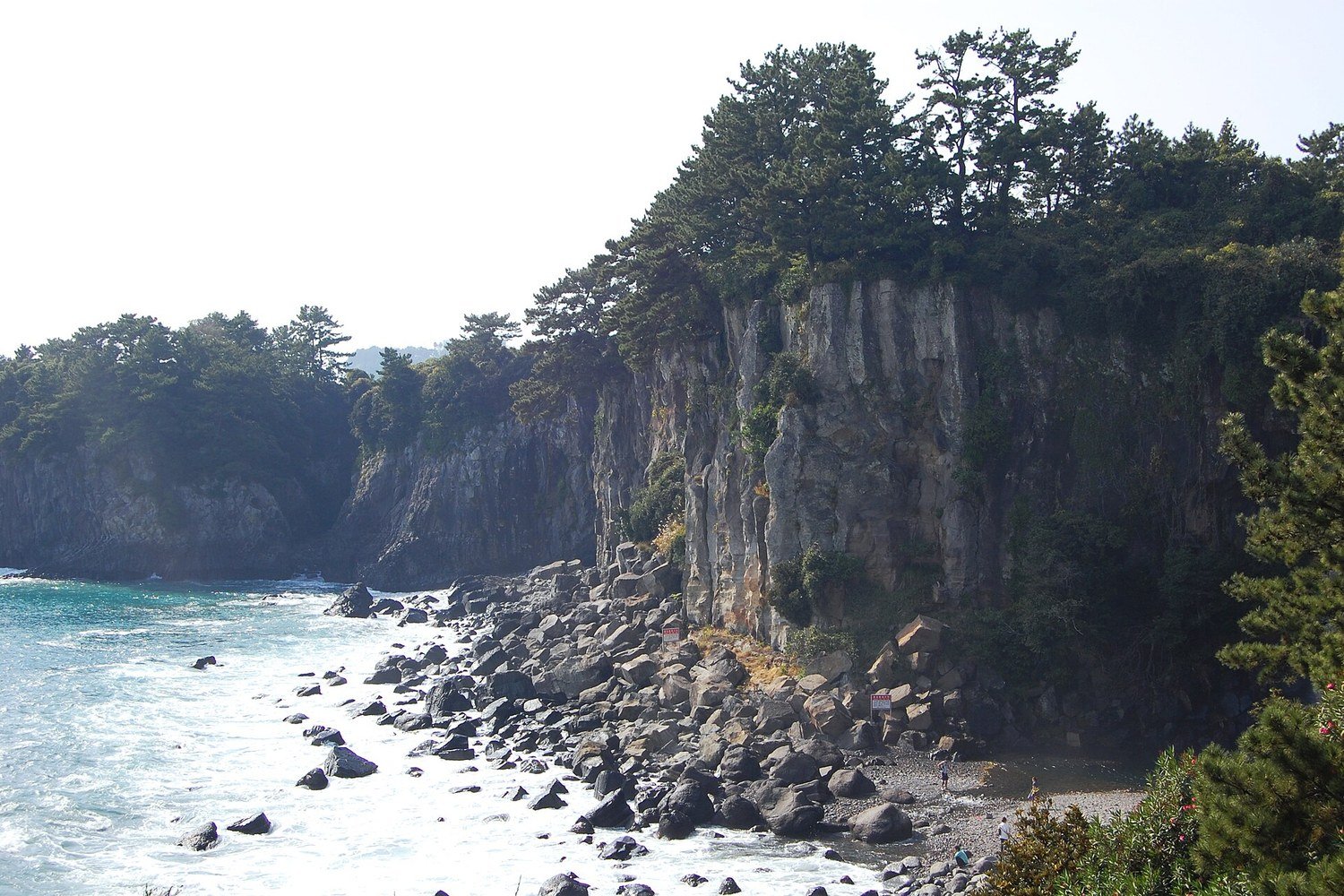 濟州島西歸浦正房瀑布附近的海岸懸崖與岩岸