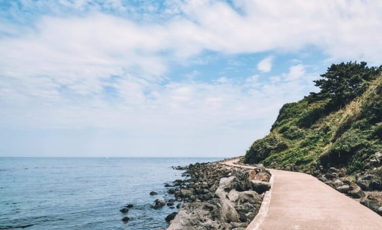 濟州島偶來小路沿著海岸的步道與海景