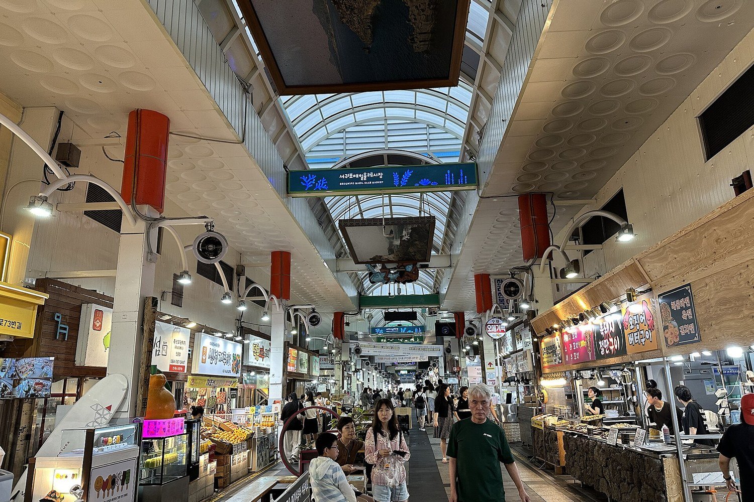 西歸浦每日偶來市場有屋頂的通道與攤位