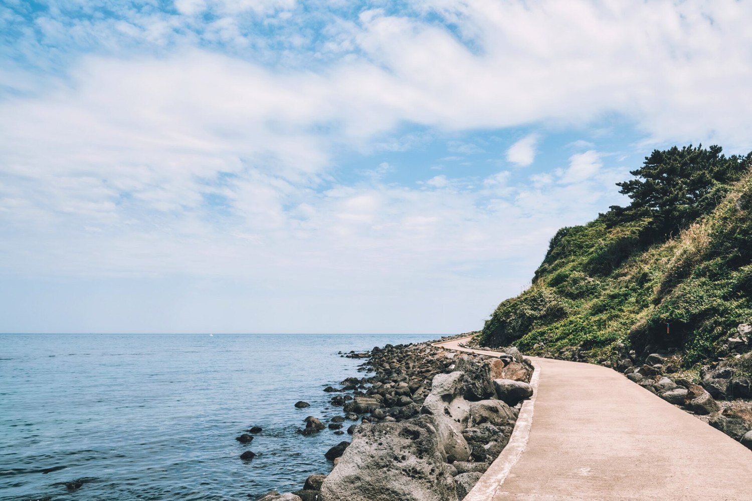 濟州島偶來小路沿著海岸的步道與海景