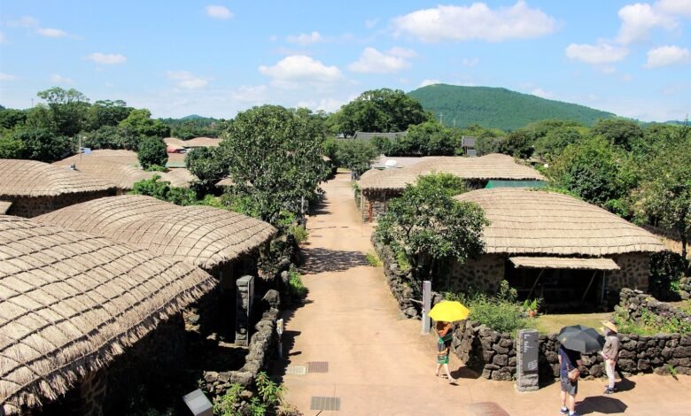 濟州島城邑民俗村的茅草屋與傳統村落小路
