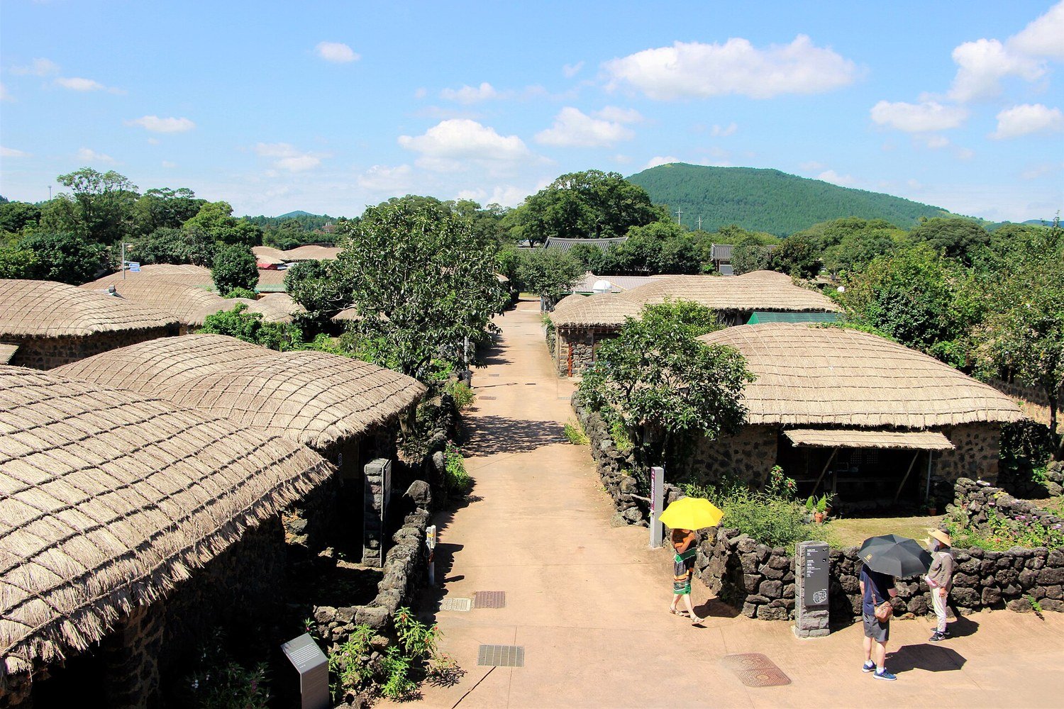 濟州島城邑民俗村的茅草屋與傳統村落小路