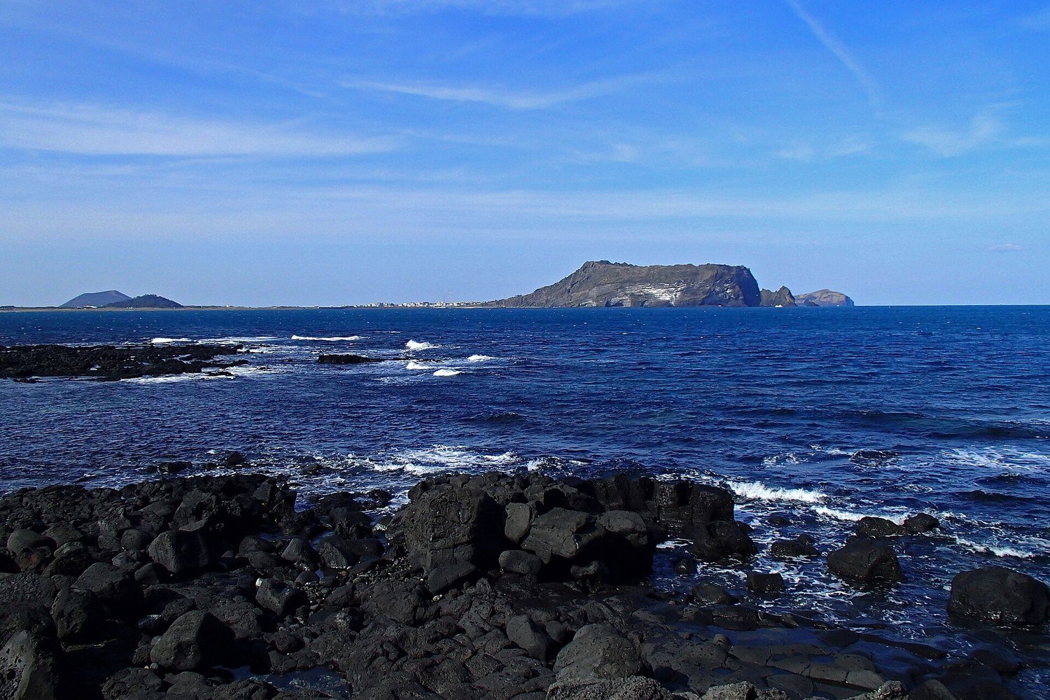 濟州島涉地可支海岸的黑色火山岩與遠方島嶼