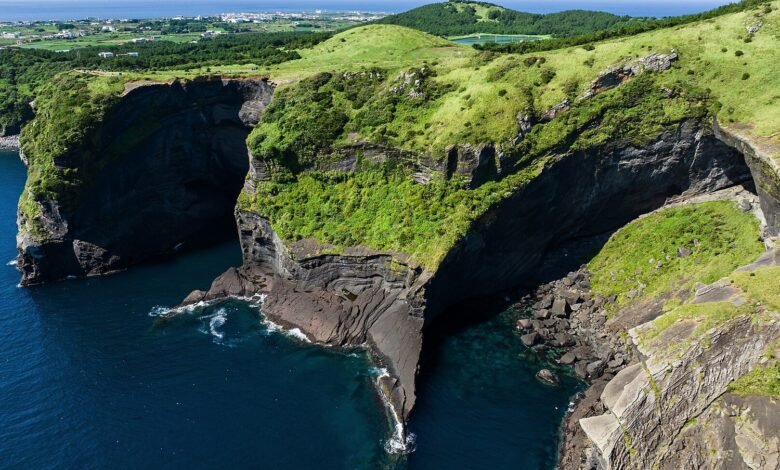 濟州島牛島的海岸懸崖與草地