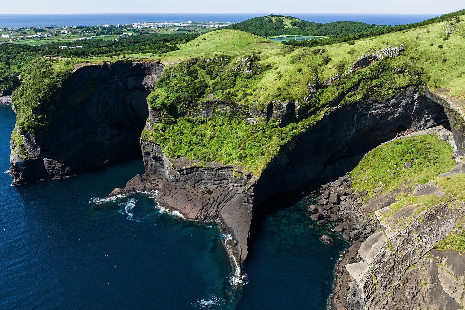 濟州島牛島的海岸懸崖與草地