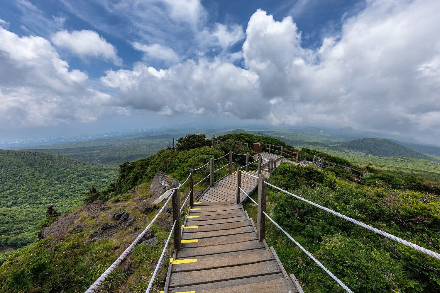 漢拏山靈室路線的木棧道與遠方的山景