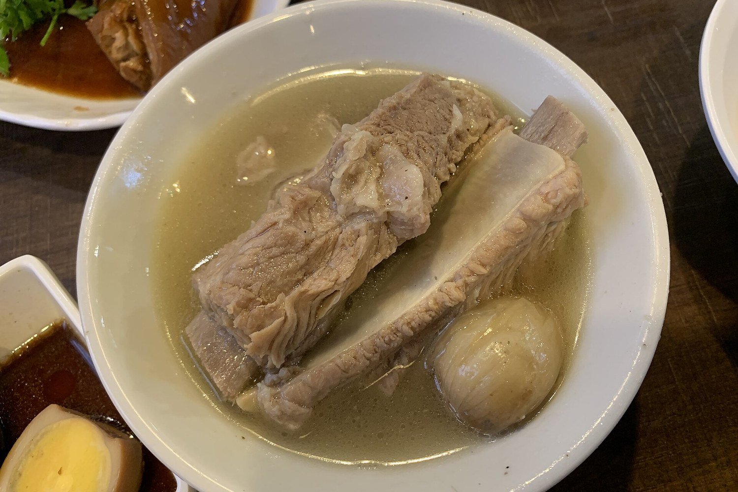 一碗新加坡肉骨茶,清湯裡有排骨與蒜頭