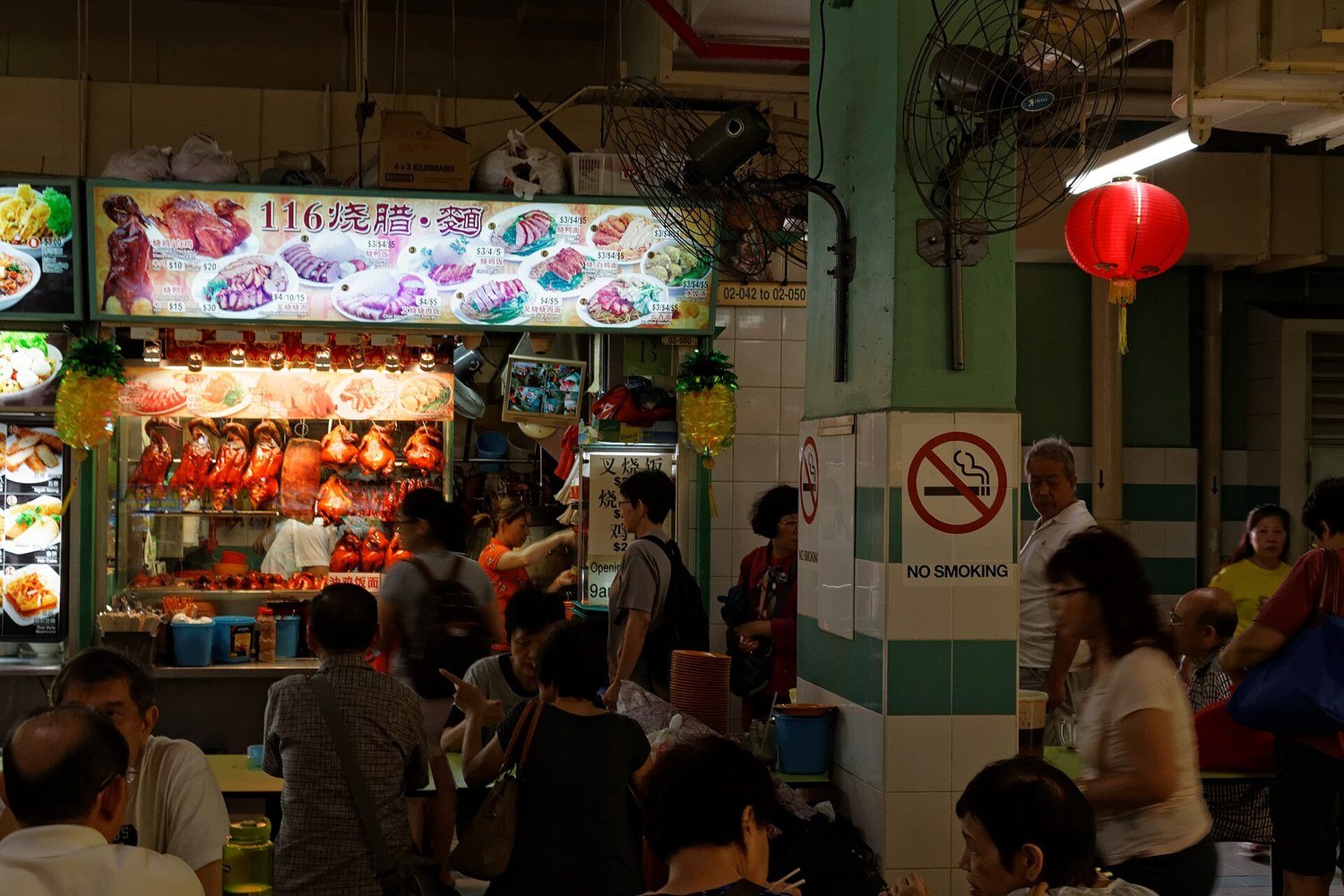 新加坡牛車水大廈小吃中心的燒臘攤位與用餐民眾