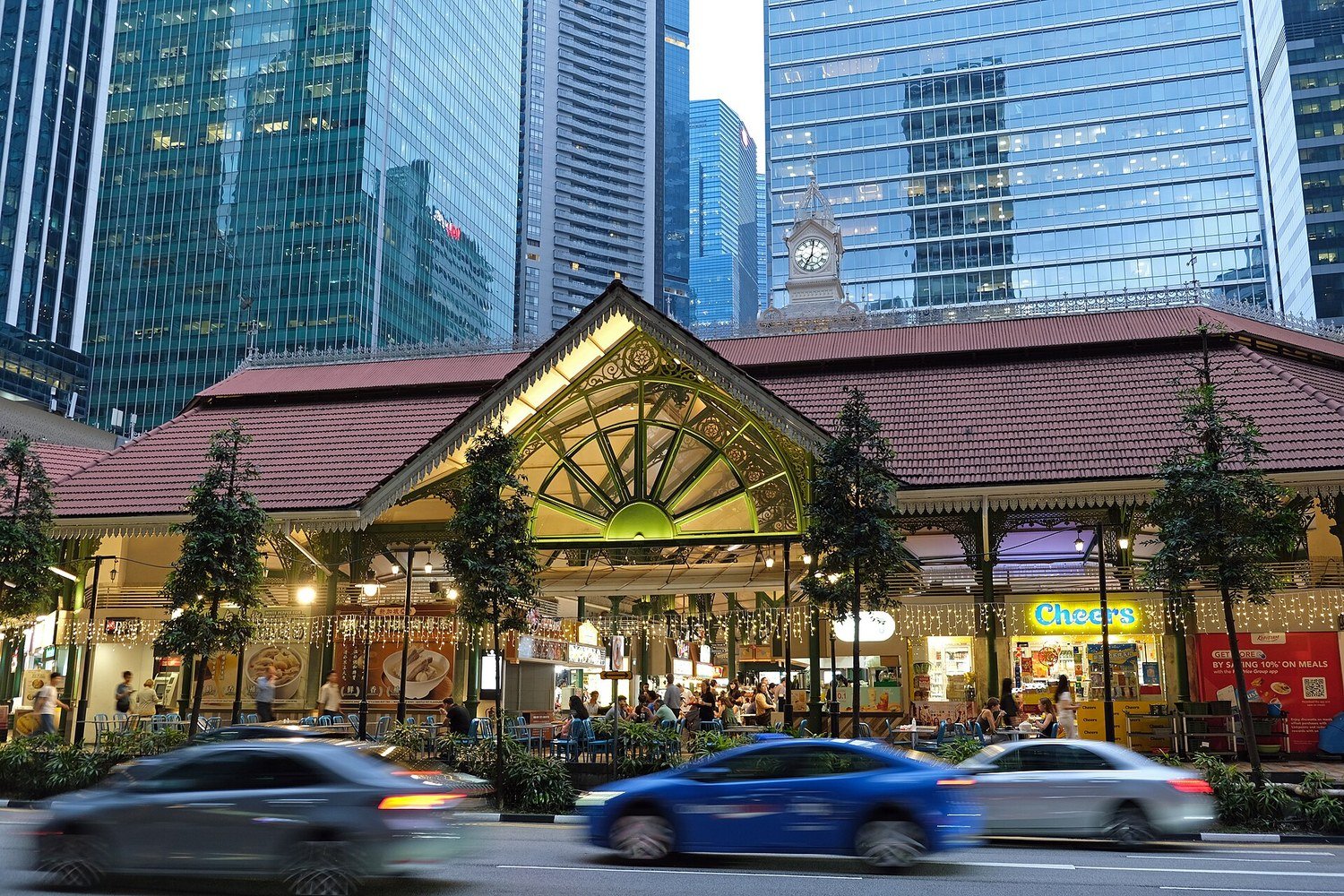新加坡老巴剎的維多利亞式鐵架建築與市區高樓