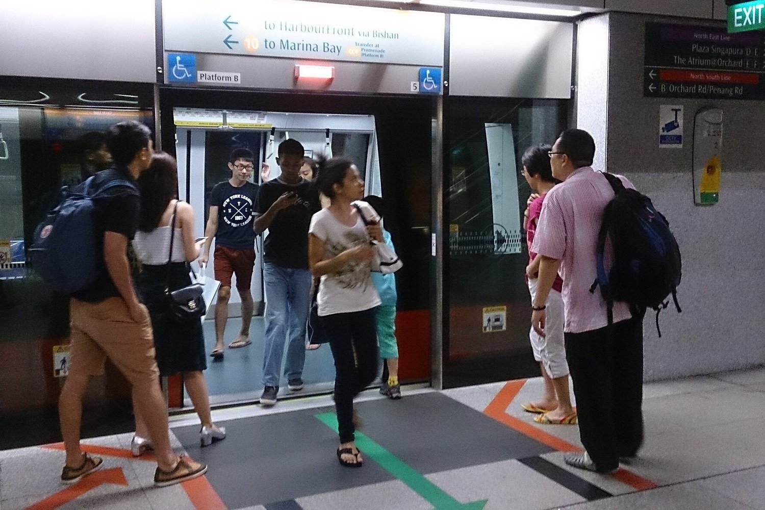 新加坡地鐵站月台上旅客上下車