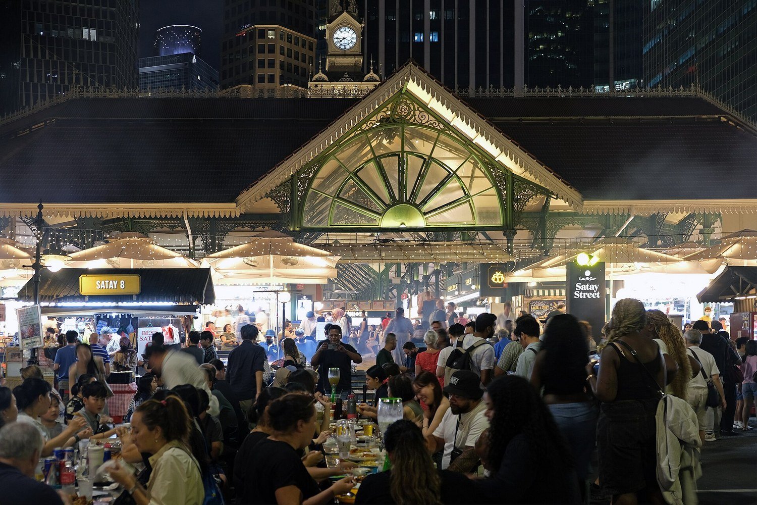 夜晚的老巴剎沙嗲街,戶外座位坐滿用餐的人