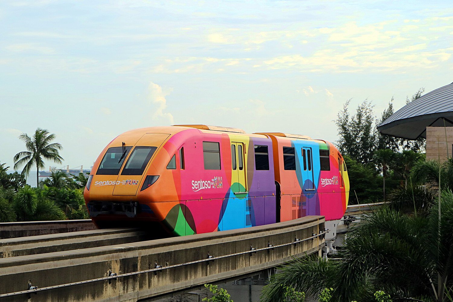 彩色塗裝的聖淘沙快線單軌列車