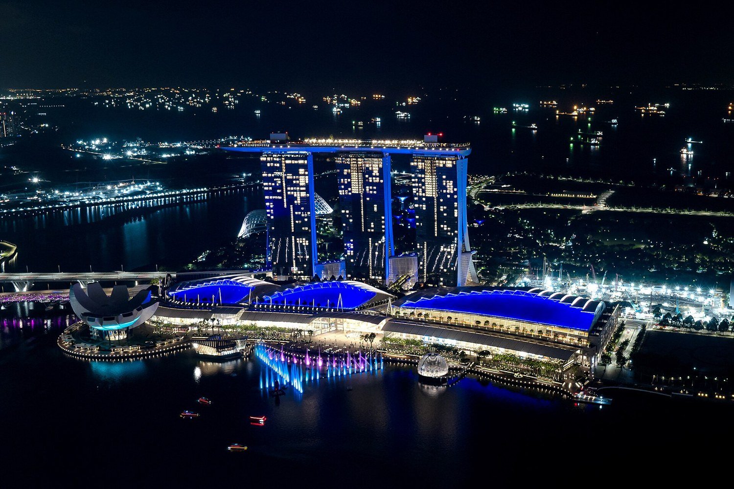 夜晚從高處俯瞰新加坡金沙酒店與濱海灣的燈光